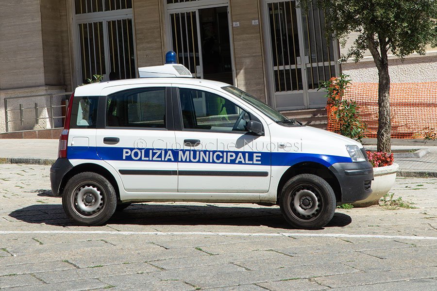 Nuoro. Lite tra due uomini tra strada e supermercato: interviene la Polizia locale