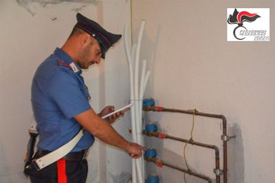 Un controllo dei Carabinieri sui contatori dell'acqua