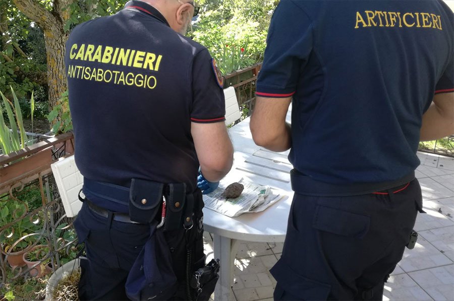 Allarme sospetto ordigno rudimentale: artificieri di Nuoro al lavoro