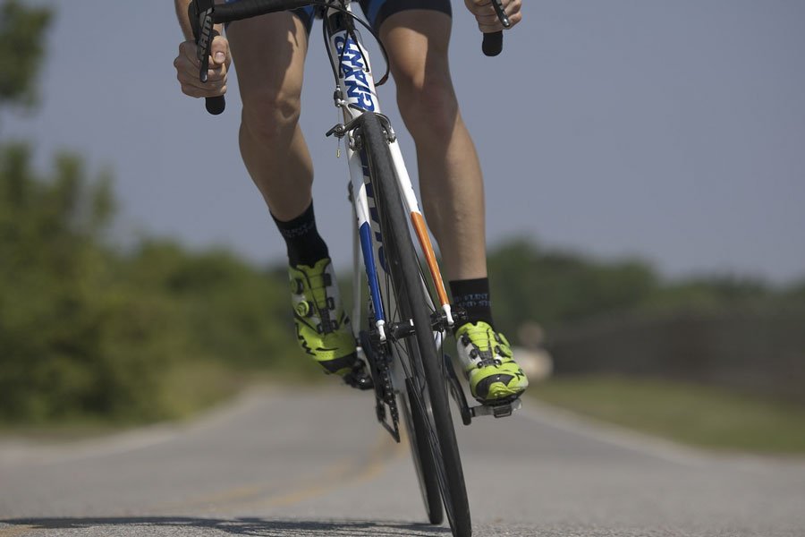 Si fora la ruota e cade dalla bicicletta: turista danese finisce in ospedale