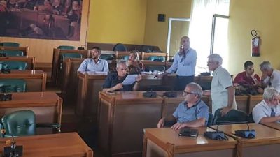 I consiglieri di minoranza occupano l'aula