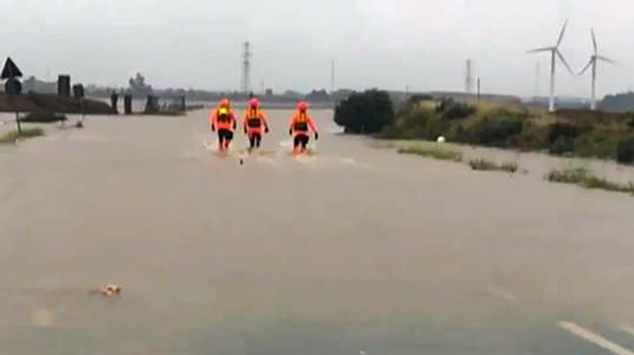 Maltempo. Sardegna in ginocchio: bombe d’acqua e temporali, allagamenti, ponti e strade distrutti