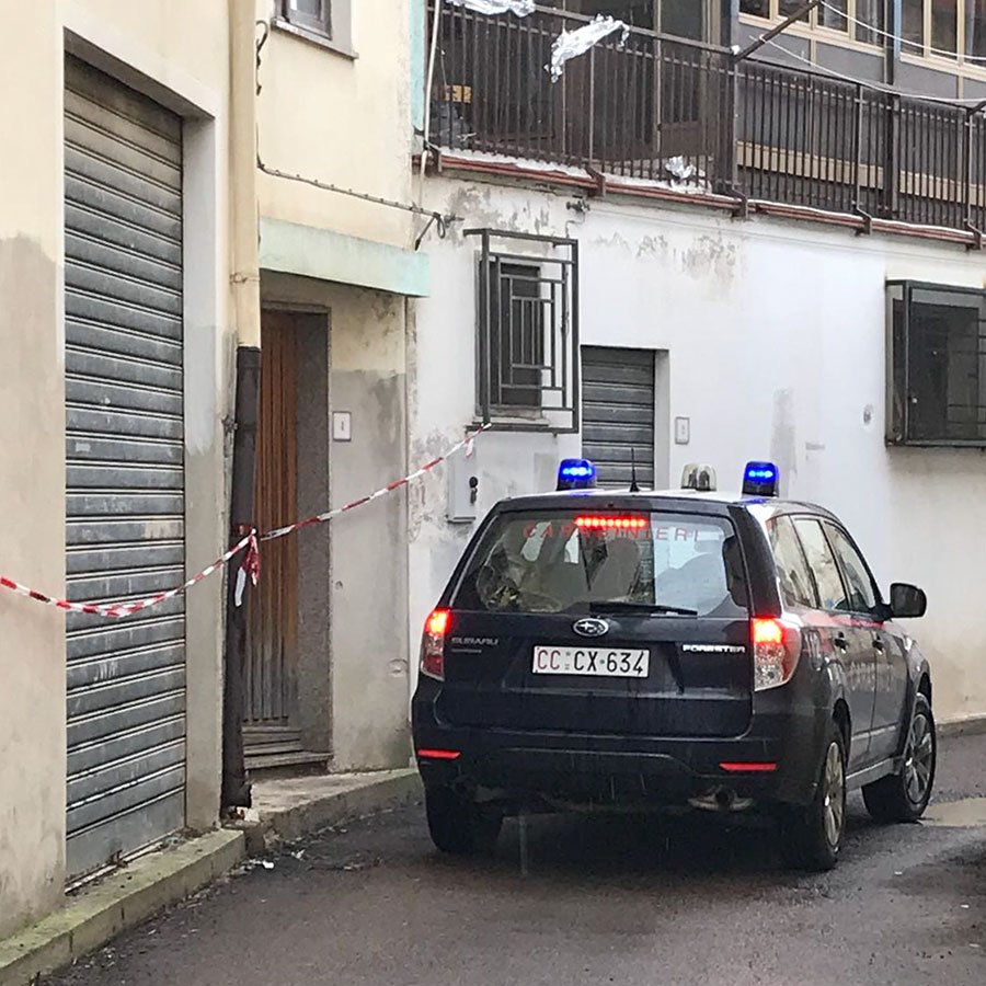 83enne non rispondeva ai parenti da giorni: era morto in casa