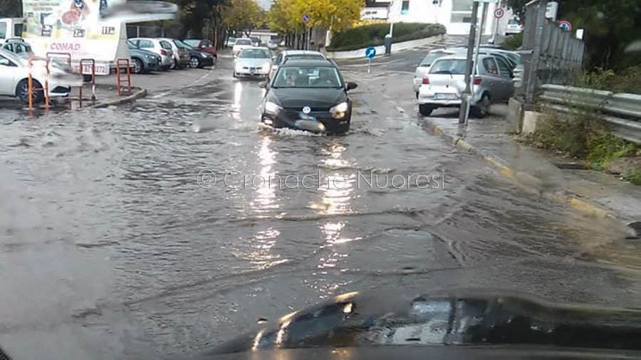 Una bomba d’acqua si è abbattuta su Nuoro: allagamenti e traffico in tilt