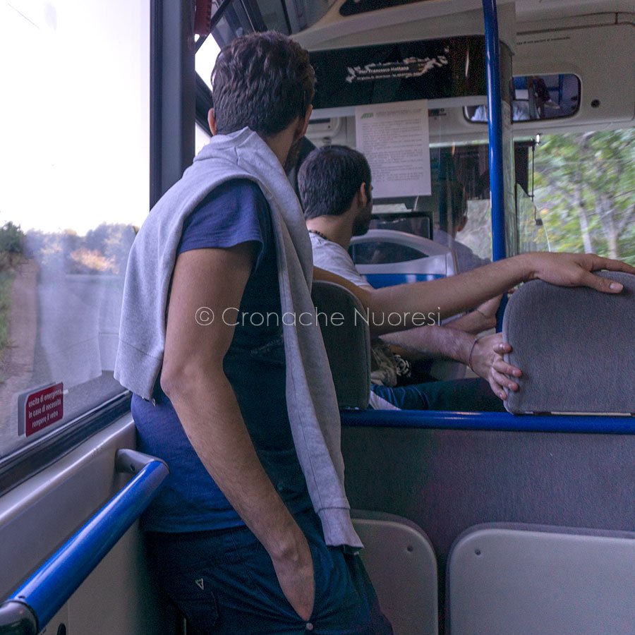 Nuoro. Il conducente dell’autobus chiarisce: “borsa e stipendio rinvenuti grazie a uno studente 16enne”