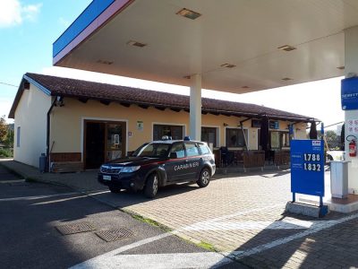 I Carabinieri al distributore IP subito dopo la rapina