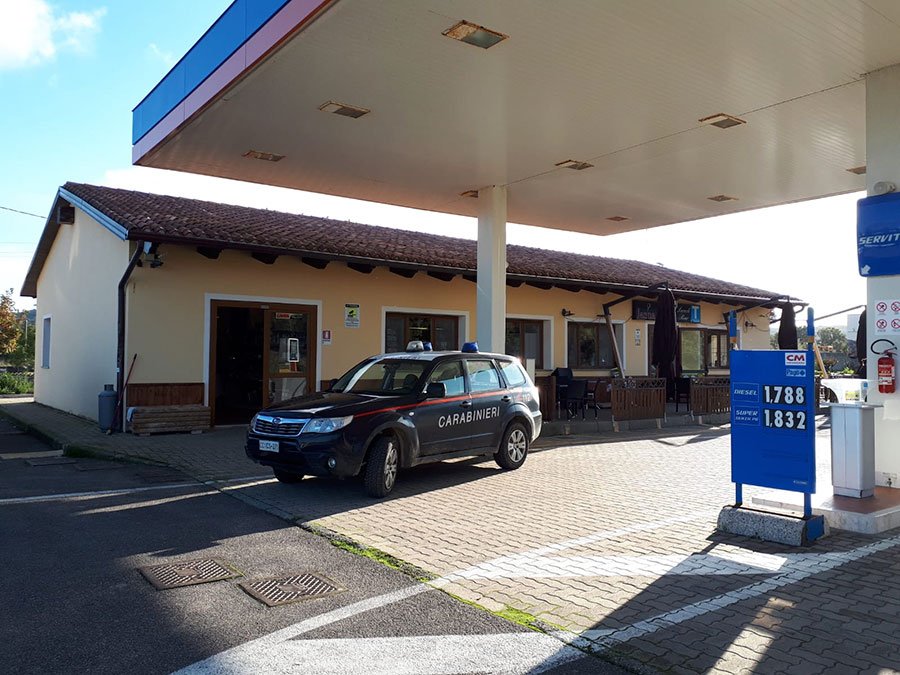 Colpo al distributore di Janna ‘e ferru: armato e mascherato ruba l’incasso e scappa