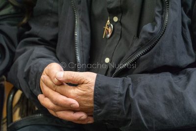 Il medaglione col viso della mamma e di Stefano al collo del padre di Stefano Masala (foto S.Novellu)