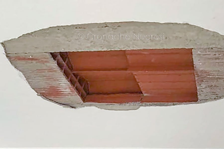 Nuoro. Paura per i piccoli della scuola dell’infanzia di via Aosta: crolla una parte del soffitto