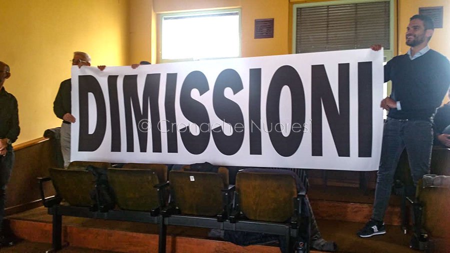 Bagarre in Consiglio comunale. Lo striscione dell’Opposizione “DIMISSIONI”