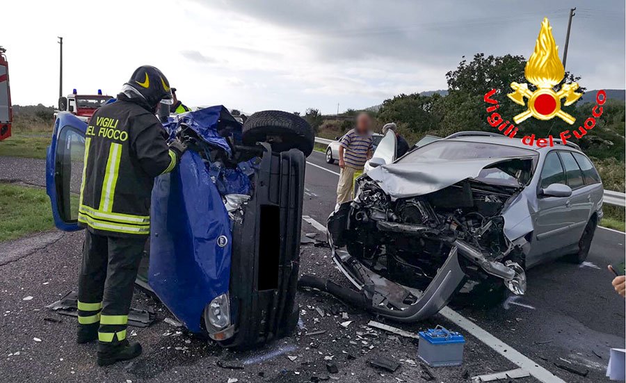 Violento scontro tra due auto sulla 129: praticamente illesi gli occupanti