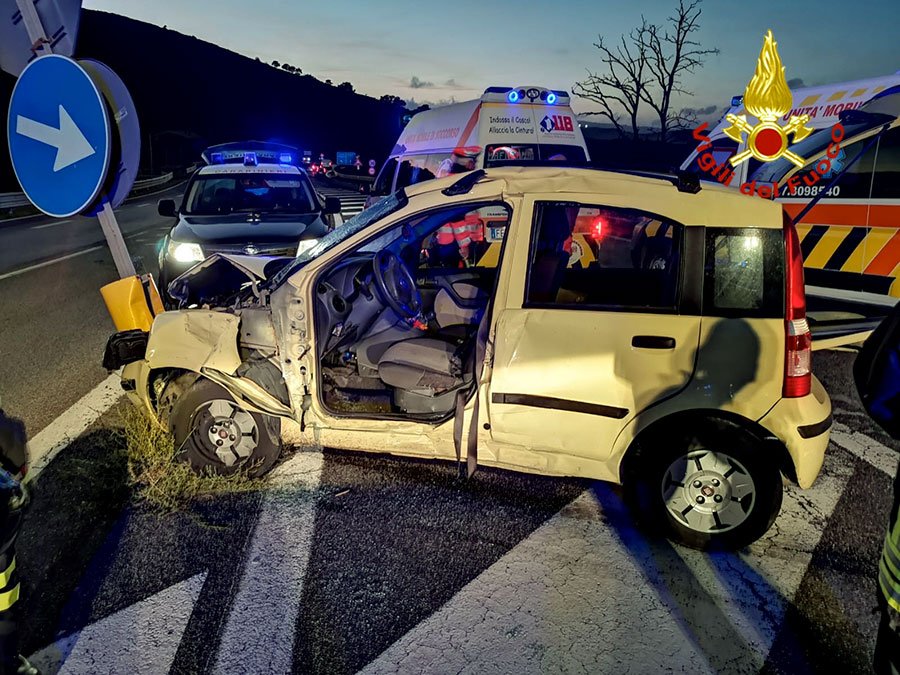 Perde il controllo dell’auto e si schianta su un indicatore di direzione: grave il conducente