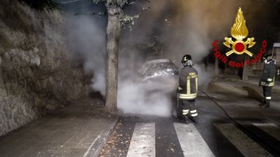 L'auto data alle fiamme in via Santa Barbara