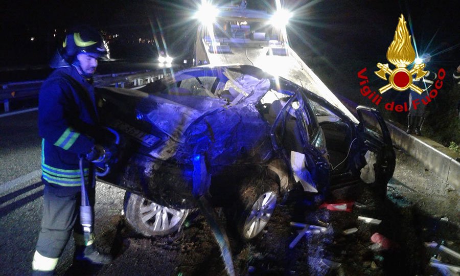 Perde il controllo dell’auto e si ribalta: feriti i due occupanti, morto un cagnolino