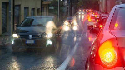 Maltempo, traffico a Nuoro sotto la pioggia (foto S.Novellu)