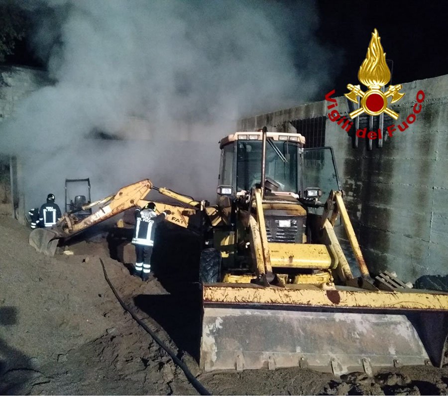 Attentato incendiario a Mamoiada: a fuoco alcuni mezzi pesanti