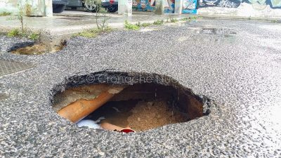 Una delle voragini via Magellano (foto S.Novellu)