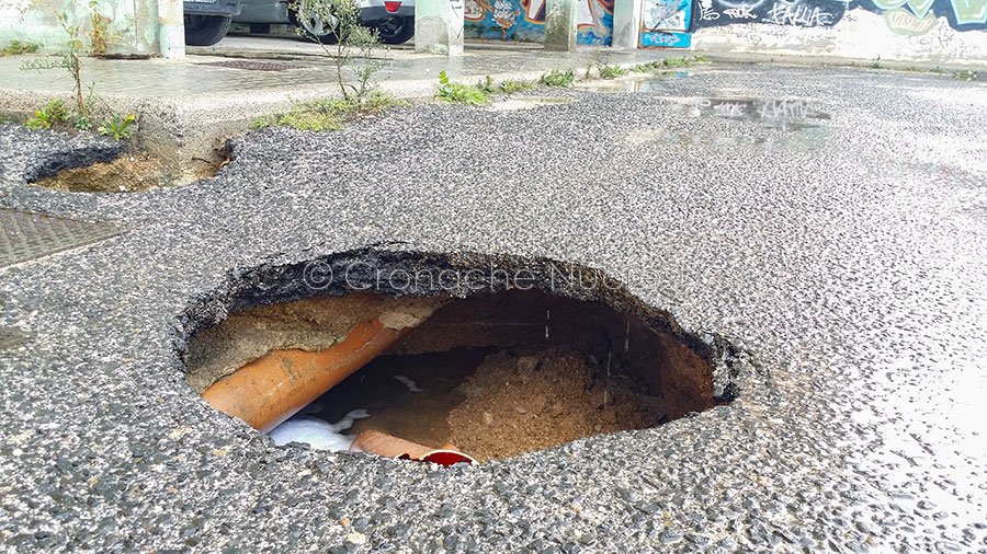 Periferie e degrado: automobile precipita in una voragine aperta da mesi sotto casa