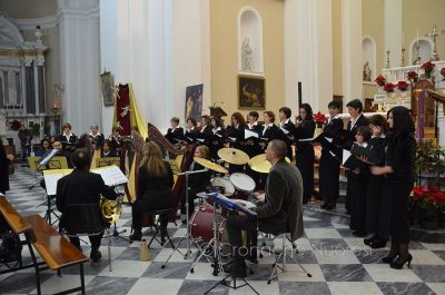 Un'esibizione del coro femminile Priamo Gallisai