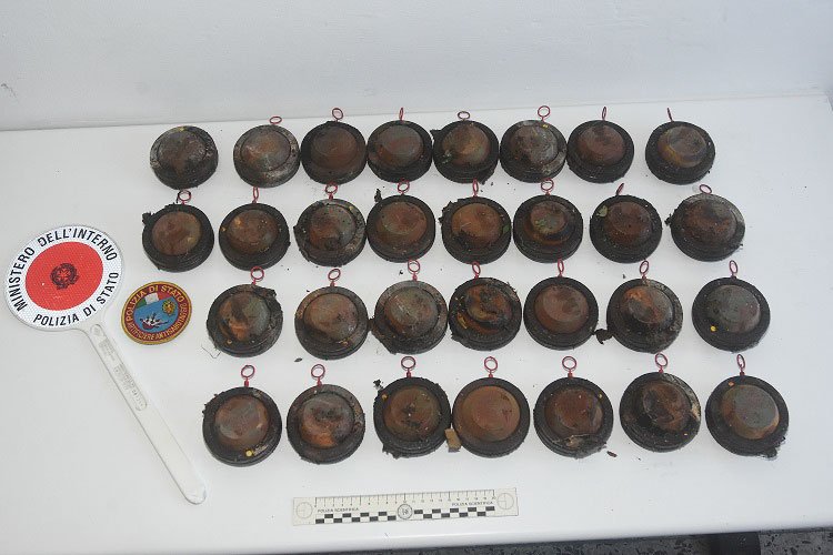 Singolare scoperta nelle campagne di Arzana: 30 mine antiuomo rinvenute ben nascoste in un anfratto