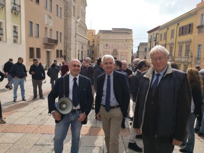 Un momento del flashmob dei giornalisti tenutosi oggi a Cagliari