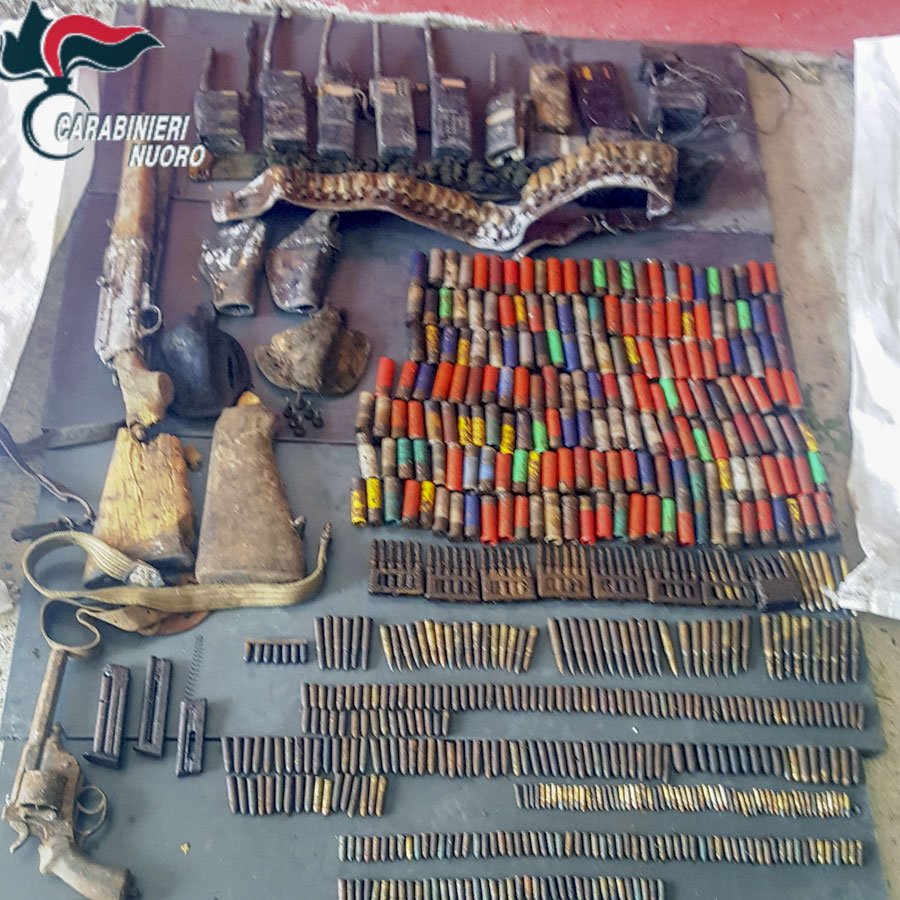 Arsenale “da guerra” rinvenuto nei tubi di scolo delle acque piovane: munizioni, bombe a mano e fucili