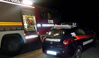 Carabinieri e Vigili del fuoco sul luogo dell'incendio