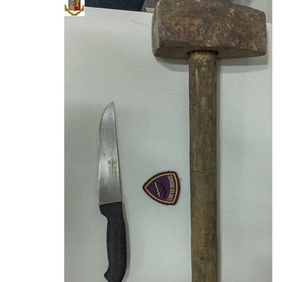Coltello e mazza sequestrati dalla Polizia