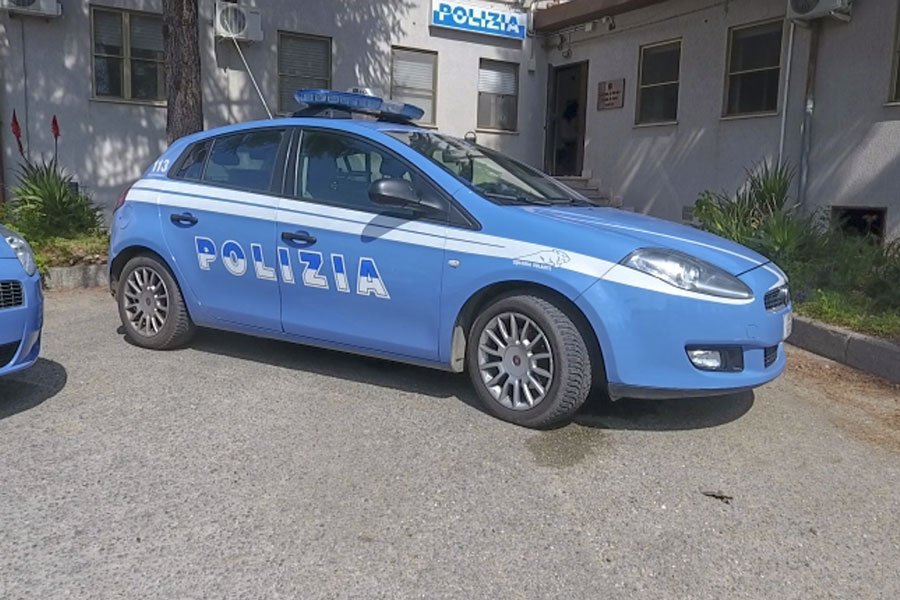 Tra sacchetti freezer e tazze di ceramica rinvenuti quasi due etti di marijuana: 30enne in manette