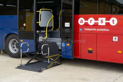 Il nuovo si sistema di salita a bordo per che è costretto in carrozzella (foto S.Novellu)