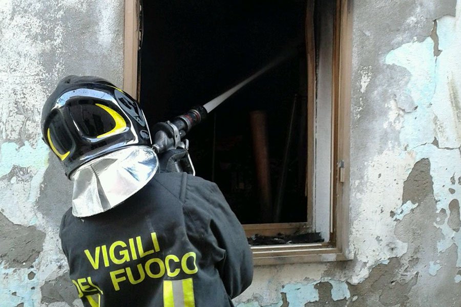 A fuoco un vecchio edificio adibito a magazzino: per i VVFF è ormai inagibile