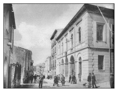 Il Corso Garibaldi negli anni ’40. A sinistra il palazzo Mereu e alla sua destra il nuovo Municipio (© Cronache Nuoresi - Tutti i diritti riservati)