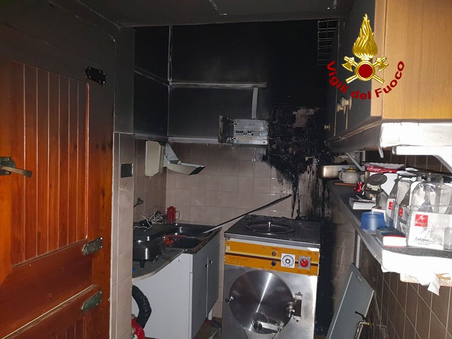Un cortocircuito a si sviluppa il rogo al bar