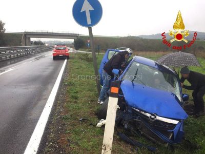 La Opel dopo l'uscita di strada