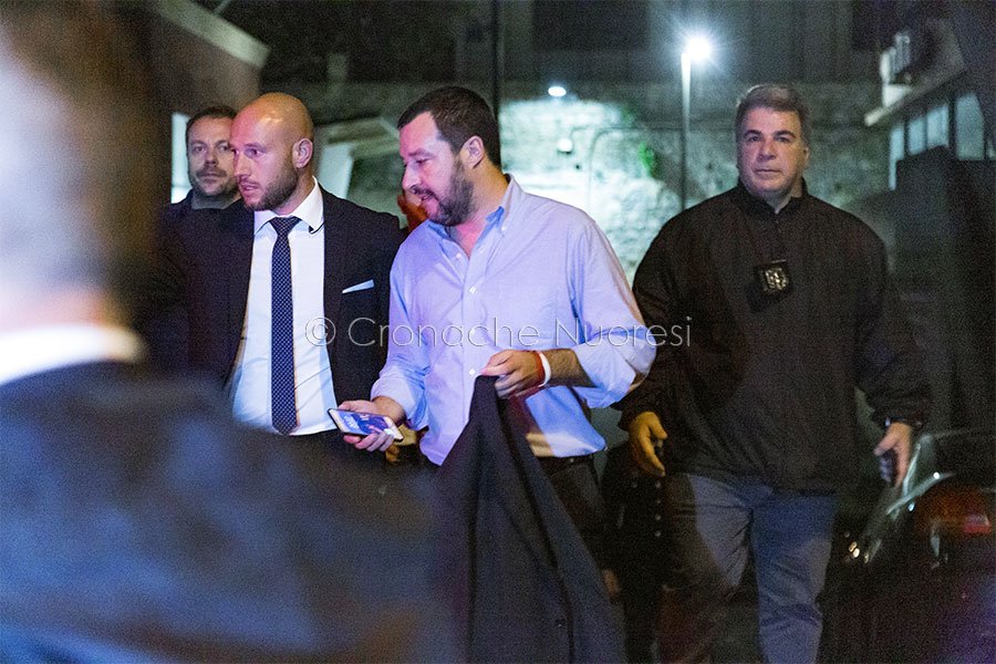 “Qua abita uno spacciatore”? Salvini al citofono: facebook rimuove il video