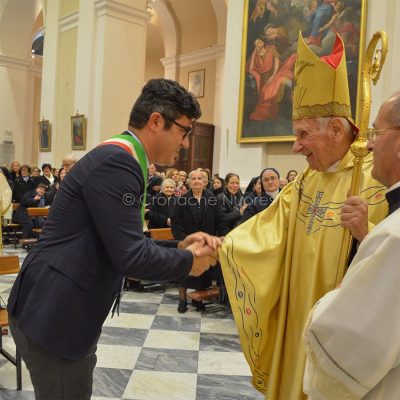 Omaggio del dindaco Soddu a mons. Meloni durante la celebrazione eucaristica (foto S.Littarru)