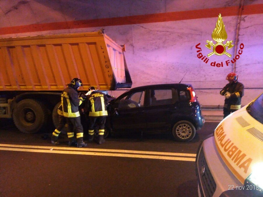 Perde il controllo dell’auto e si schianta contro un camion: ricoverato in codice rosso