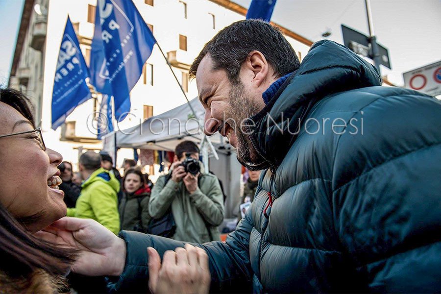 I fedelissimi di Salvini con l’hashtag “Todde dimettiti” scendono in campo: da questo weekend l’opera di volantinaggio