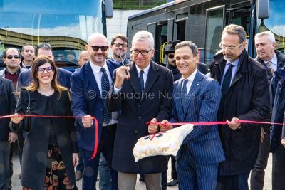 Trasporti. 65 nuovi bus ARST per il Nuorese - taglio del nastro (foto S.Novellu)