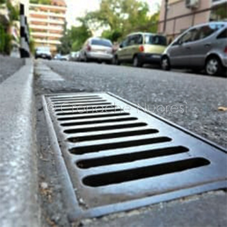 Nuoro. Tombini e caditoie ostruiti: strade allagate e impianti elettrici in tilt