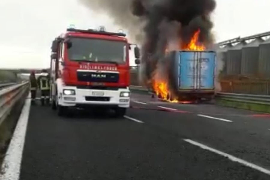 Panico sulla 131 per un camion in fiamme