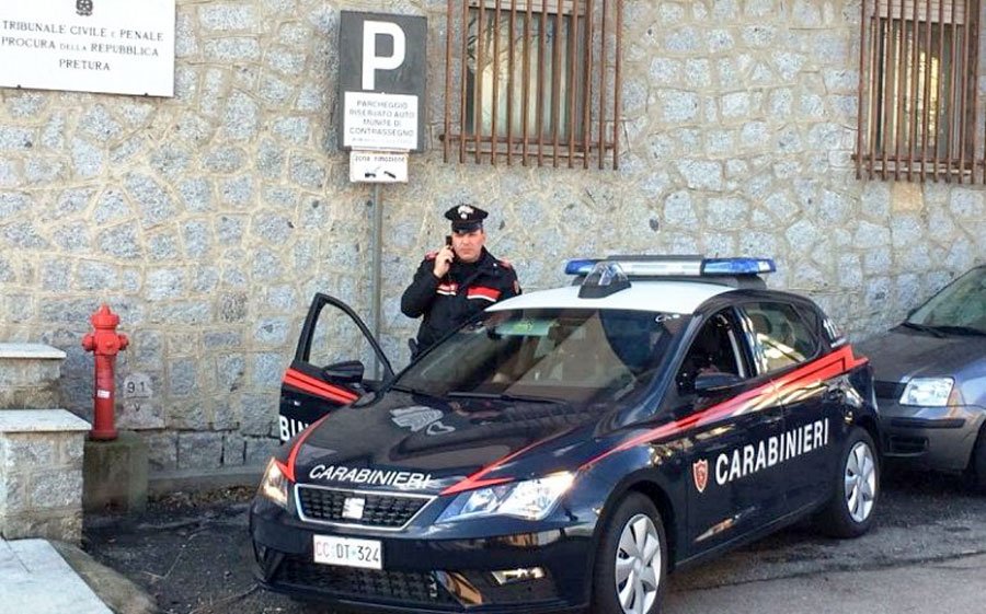 Maltratta la madre e il fratello e poi aggredisce i Carabinieri: 36enne in manette