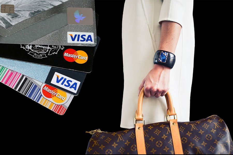 Trova una carta di credito e la utilizza per fare la spesa: 40enne denunciata
