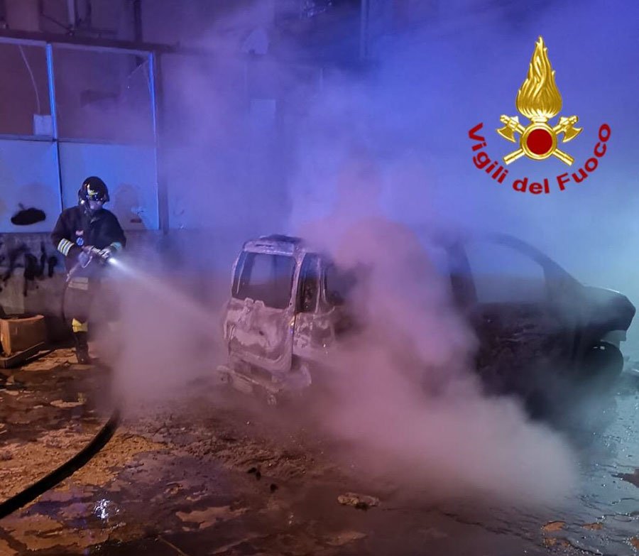 Distrutta dalle fiamme, questa notte, la Panda di un carrozziere