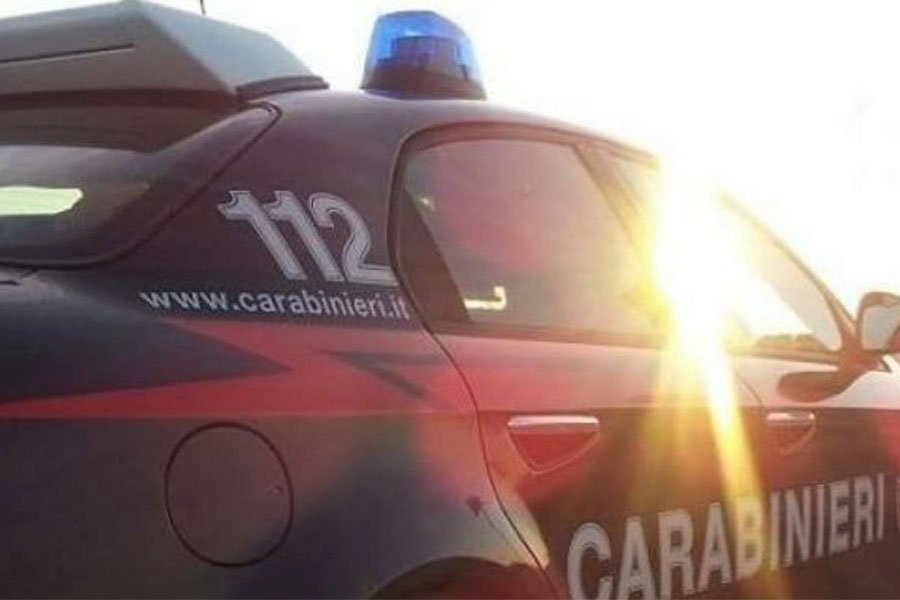 Non si ferma all'”Alt”e tenta di far uscire fuori strada i Carabinieri. 18enne denunciato