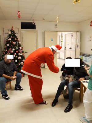 Babbo Natale in pediatria (f. Polizia di Stato)