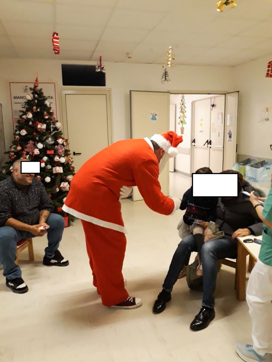 Nuoro. Un Babbo Natale speciale in Pediatria: la Polizia di Stato incontra i piccoli ricoverati