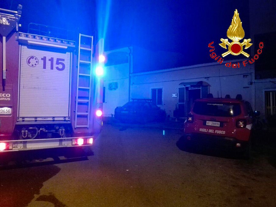 Bomba esplode in un cortile e un’altra trovata inesplosa: paura per un 15enne e suo padre