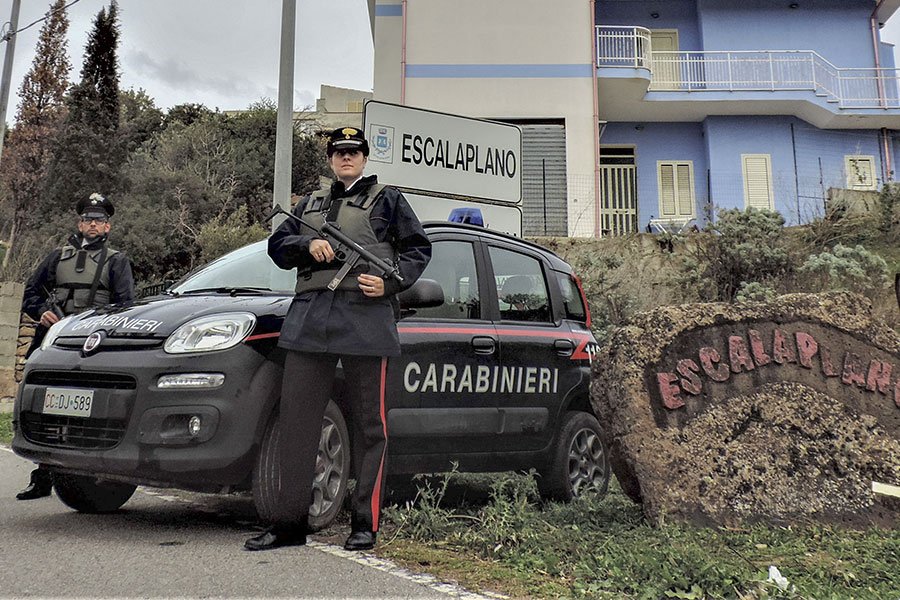 Fermato con la patente di guida revocata: 45enne nei guai