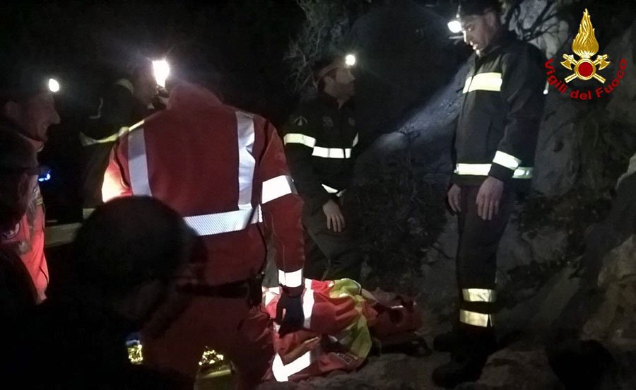 Cade e si infortuna in spiaggia a Cala Fuili: salvata dai Vigili del fuoco